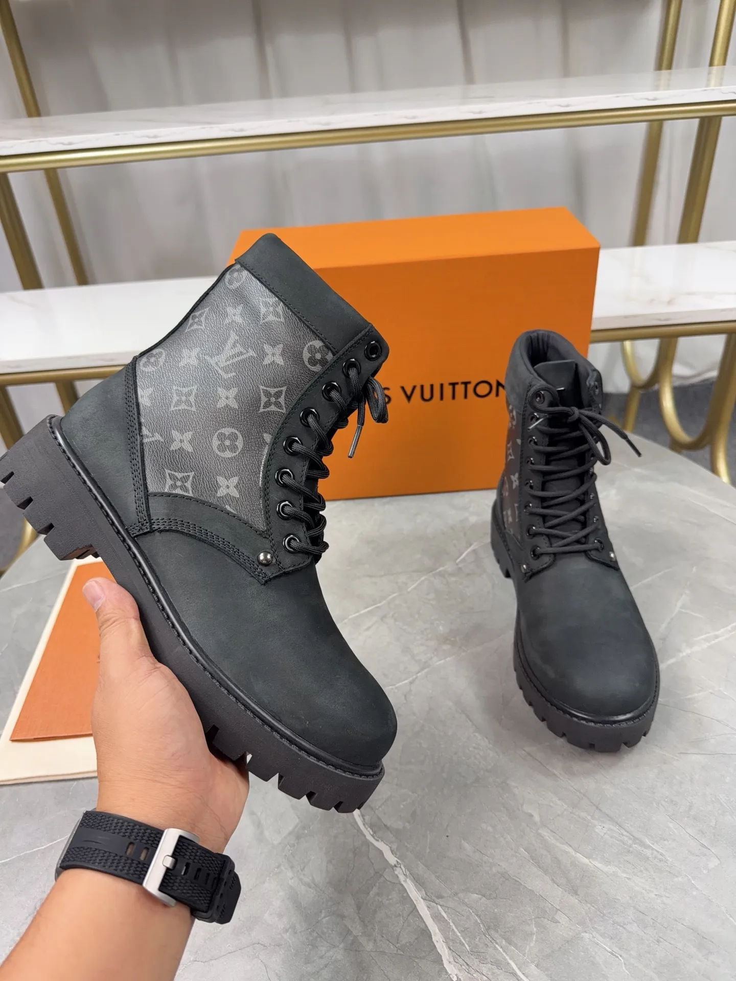p720🐮🐮2025 top version: couple style LV presbyopia, embossed rhubarb boots, ankle boots, embossed waterproof nubuck cowhide boots, relying on the brand's exquisite craftsmanship to carefully reshape the classic T 6-inch boot shape in Italy to create an American-style autumn and winter men's and women's wear show. The original laces and outsole are exquisitely detailed, and the leather label expresses the cooperation logo. Exquisite packaging at the delivery counter🛍📦 ▪️Fabrics: Original customized imported first-layer cowhide ▪️Inner lining: Original customized leather lining/mesh lining ▪️Outsole: Original molded anti-slip rubber material ▪️Sole thickness: 3.5CM ▪️Size: 35-40 for women and 39-46 for men
